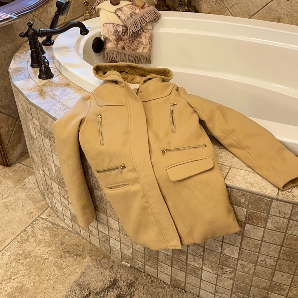 Girls winter coat Like new.